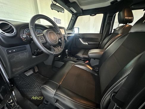 Used 2012 Jeep Wrangler Unlimited Rubicon image 19