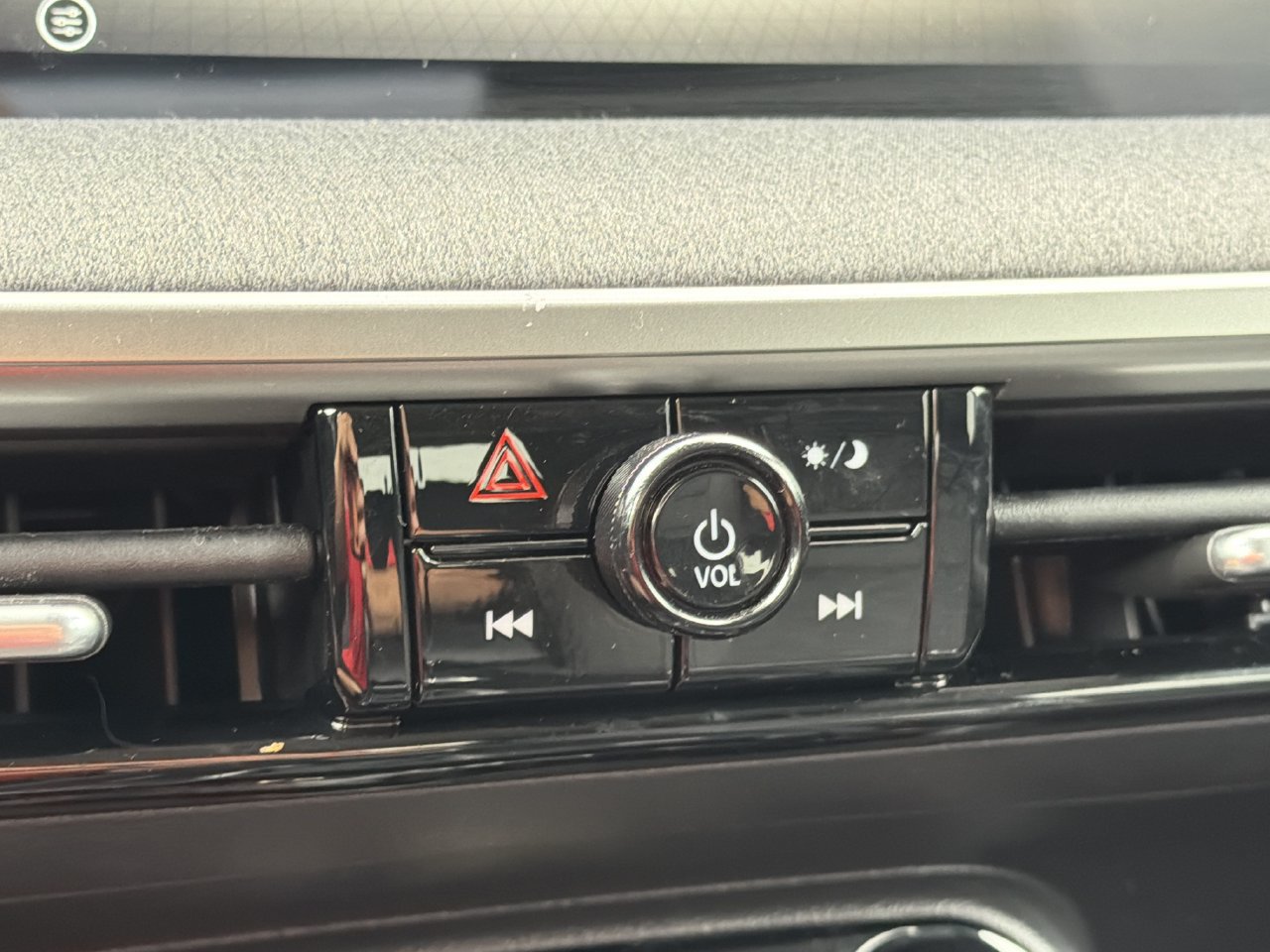 Certified 2026 Nissan Kicks SV w/ SV Premium Package FWD image 6