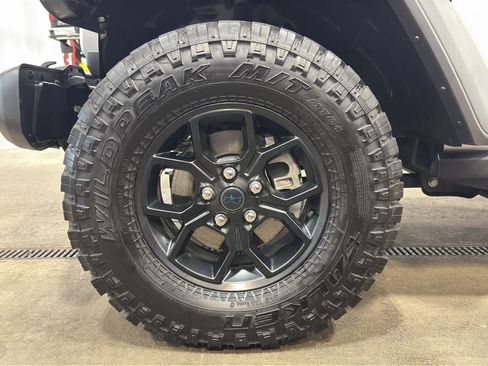 Used 2025 Jeep Wrangler Willys AWD/4WD image 8