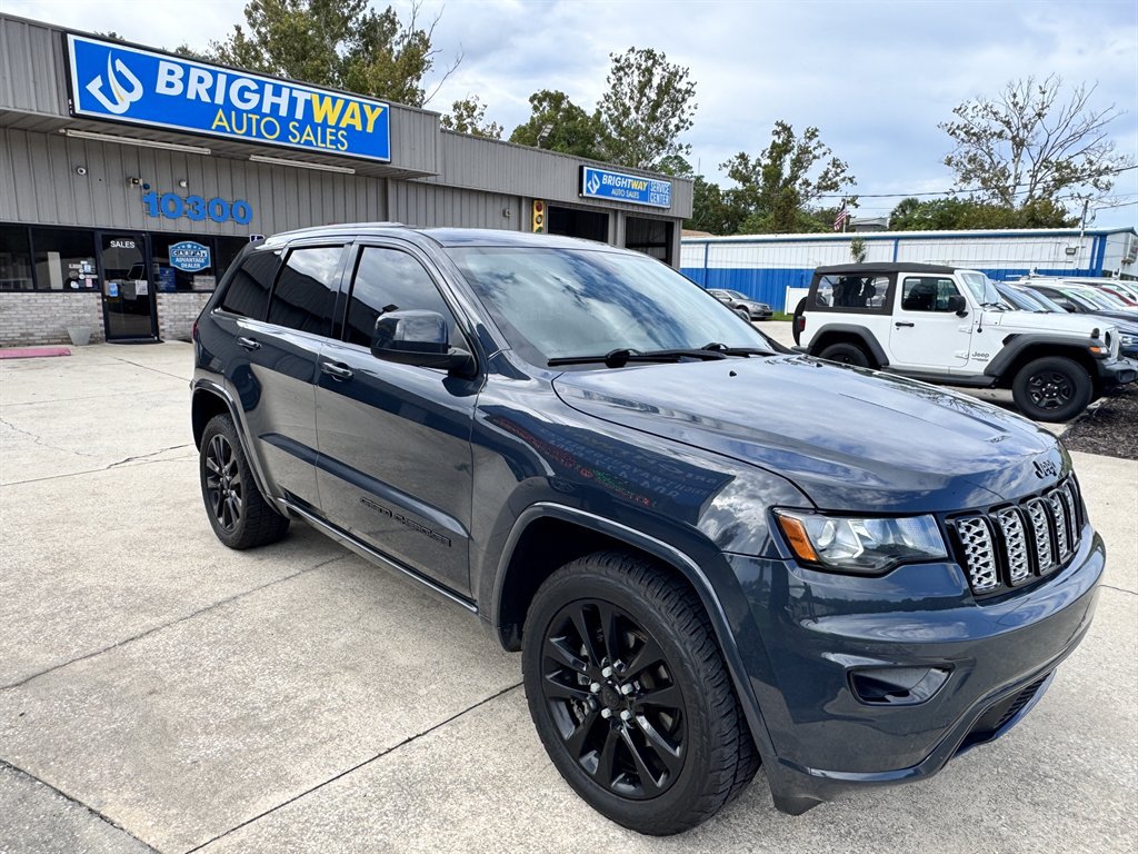 Used 2017 Jeep Grand Cherokee Altitude RWD image 3