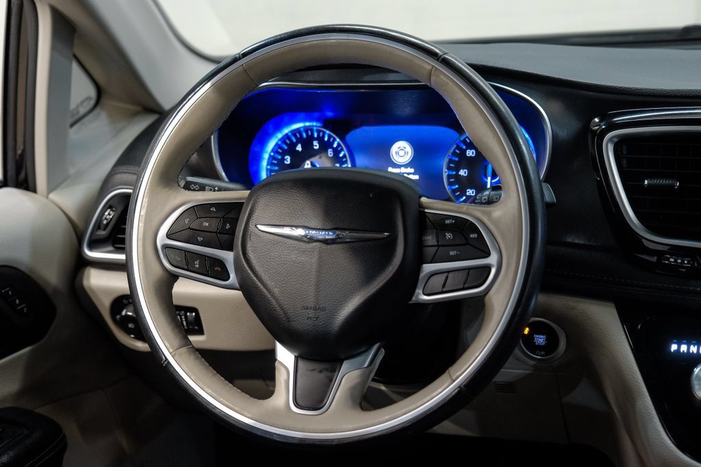 Used 2020 Chrysler Pacifica Limited FWD image 25