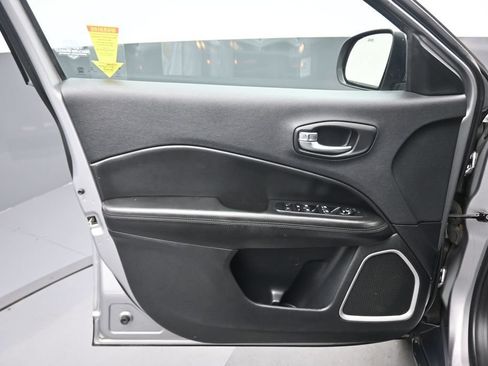 Used 2019 Jeep Compass Latitude AWD/4WD image 9