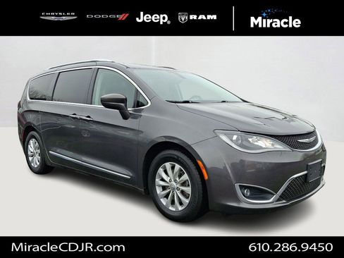 Used 2018 Chrysler Pacifica Touring-L image 1
