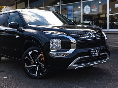 New 2025 Mitsubishi Outlander SE image 3