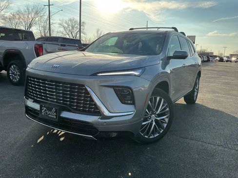 Used 2025 Buick Enclave Avenir image 3