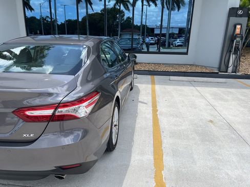 Used 2018 Toyota Camry XLE FWD image 9