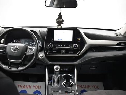 Used 2025 Toyota Highlander LE FWD image 20