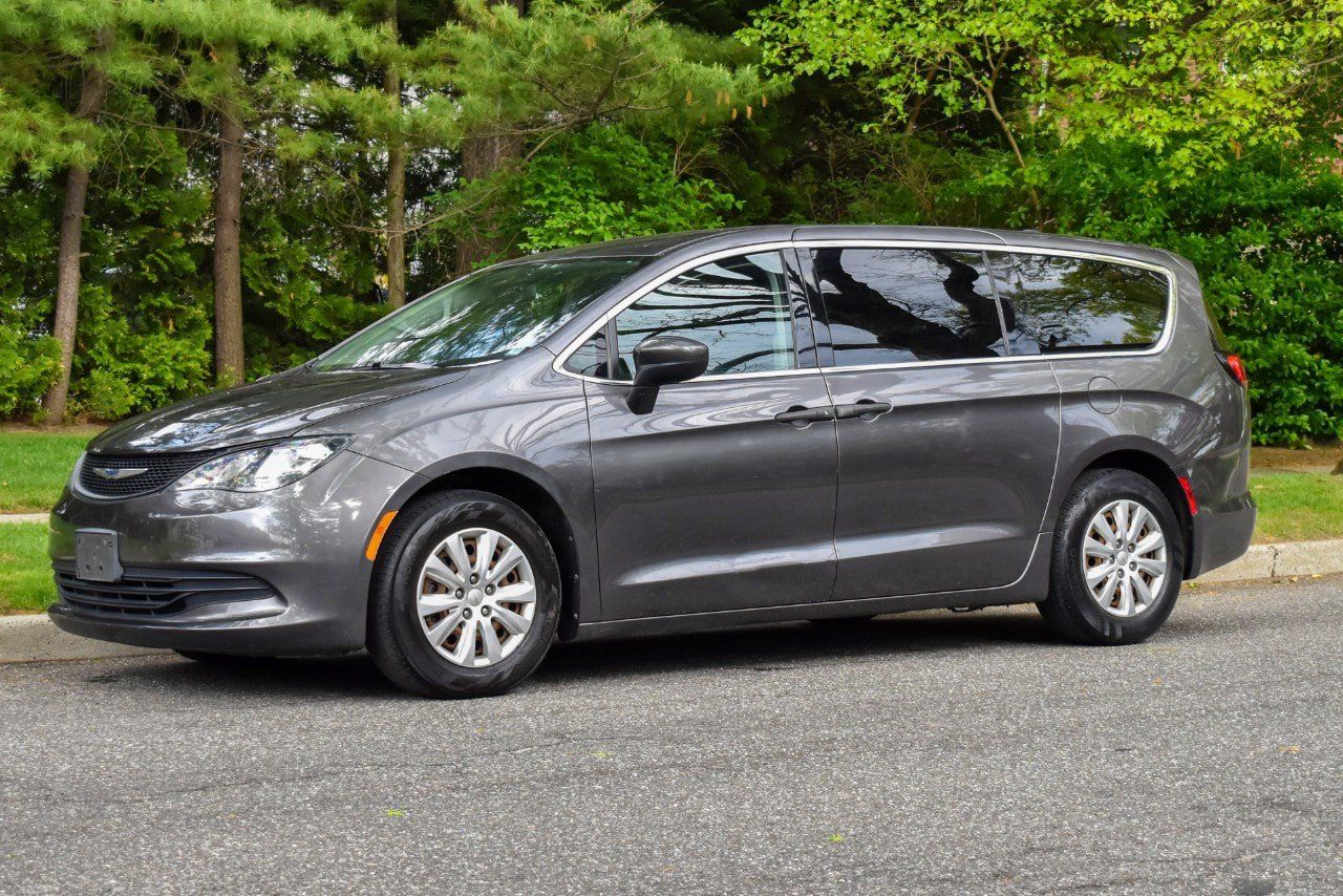 Used 2019 Chrysler Pacifica L FWD image 2