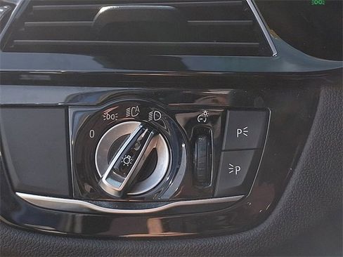 Used 2020 BMW 530e xDrive w/ Premium Package image 27