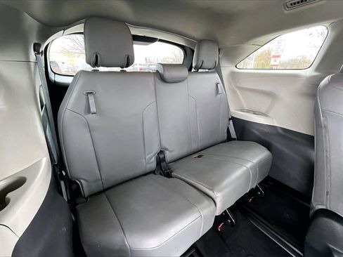 Used 2022 Toyota Sienna XLE image 33
