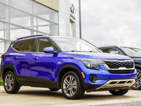 Used 2023 Kia Seltos S w/ Navigation Package AWD/4WD image 4