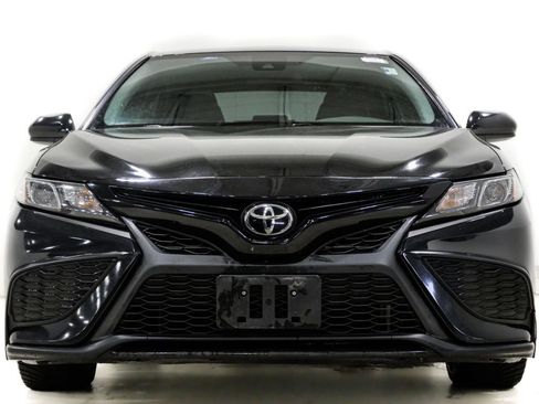 Used 2021 Toyota Camry SE image 2