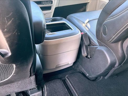 Used 2023 Chrysler Pacifica Touring-L FWD image 15