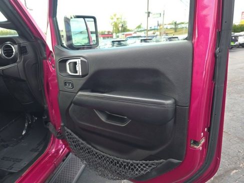 Used 2022 Jeep Wrangler Unlimited Sahara image 39