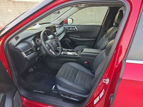 Used 2025 Mitsubishi Outlander AWD image 4