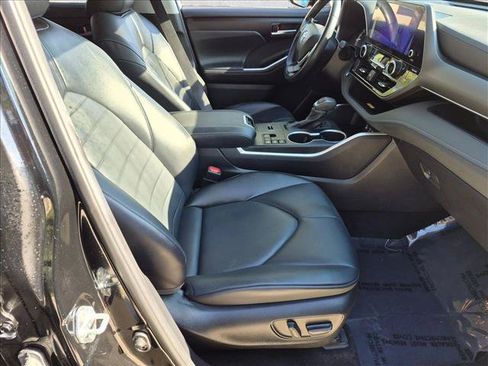 Used 2023 Toyota Highlander XLE FWD image 21