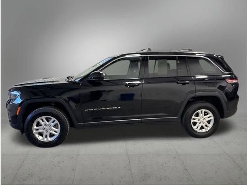 Used 2023 Jeep Grand Cherokee Laredo AWD/4WD image 2