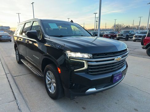 Used 2023 Chevrolet Suburban LT image 2