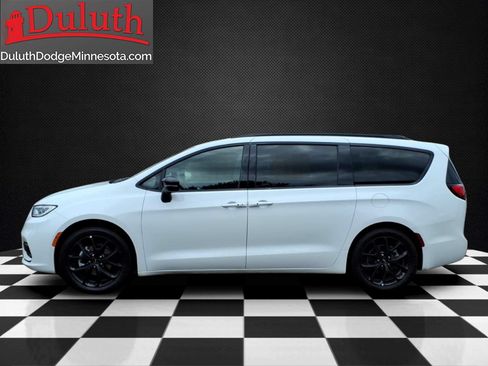 Used 2025 Chrysler Pacifica Limited FWD image 2