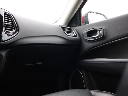 Used 2020 Jeep Compass Latitude image 40