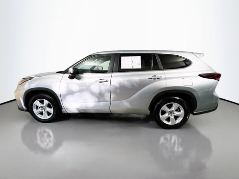 Used 2024 Toyota Highlander LE image 9