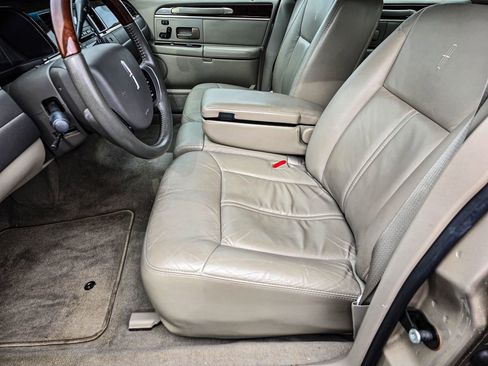 Used 2006 Lincoln Town Car Signature Limited image 12