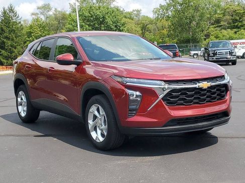 Certified 2024 Chevrolet Trax LS w/ LS Convenience Package FWD image 2