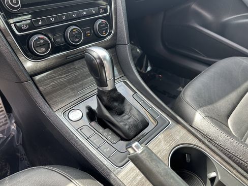 Used 2016 Volkswagen Passat 1.8T SEL Premium image 6