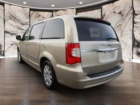 Used 2014 Chrysler Town & Country Touring FWD image 8