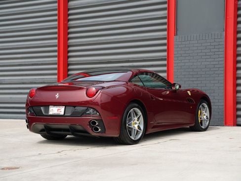 Used 2010 Ferrari California RWD image 24