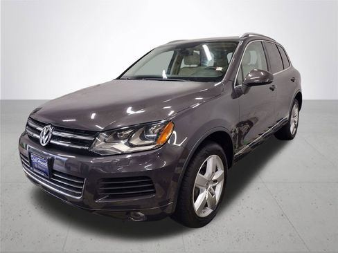 Used 2012 Volkswagen Touareg TDI image 2