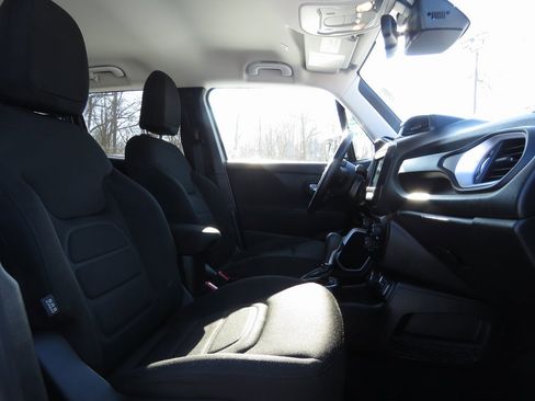 Used 2019 Jeep Renegade Latitude w/ Cold Weather Group image 13