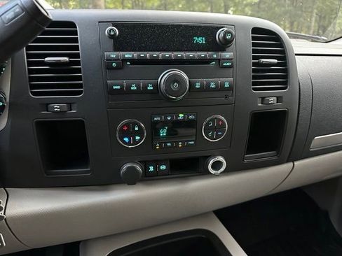 Used 2011 Chevrolet Silverado 2500 LT w/ Interior Plus Package RWD image 12