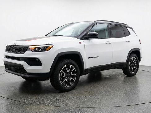 Used 2025 Jeep Compass Trailhawk image 3