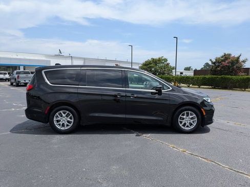 Used 2024 Chrysler Pacifica Touring-L FWD image 2