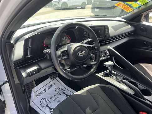 Used 2025 Hyundai Elantra Sport FWD image 9