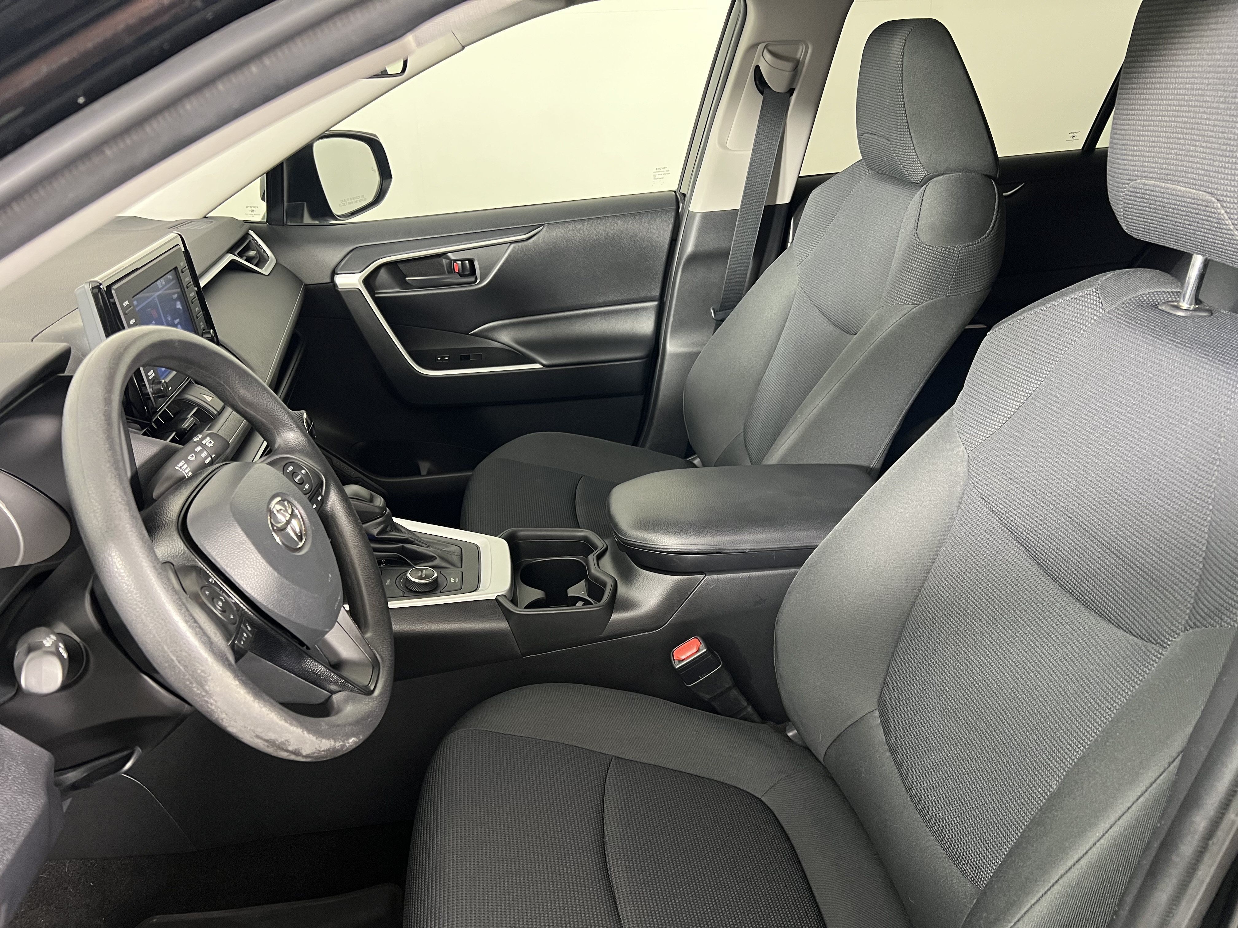 Used 2021 Toyota RAV4 LE AWD/4WD image 16