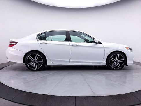 Used 2017 Honda Accord Sport image 29