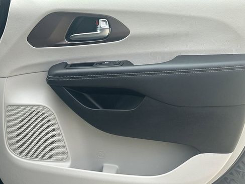 Used 2023 Chrysler Voyager LX image 15