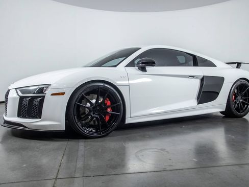 Used 2018 Audi R8 V10 w/ Premium Package RWD image 2
