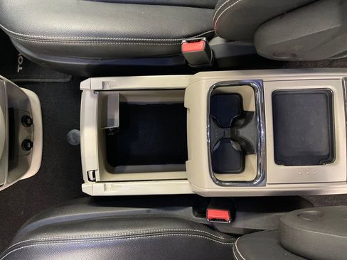 Used 2016 Chrysler Town & Country Touring image 23