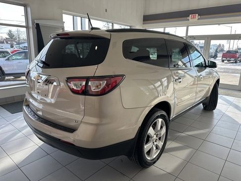 Used 2017 Chevrolet Traverse LT w/ Style and Technology Package image 4