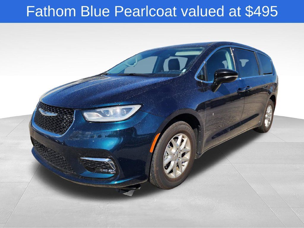Used 2024 Chrysler Pacifica Touring-L FWD image 2