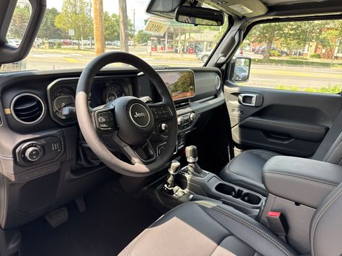 New 2025 Jeep Gladiator Sport w/ Premium Package image 10