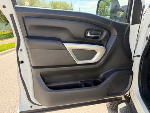 Used 2017 Nissan Titan SV image 9