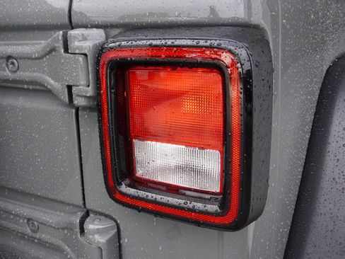Used 2023 Jeep Wrangler Unlimited Rubicon AWD/4WD image 37