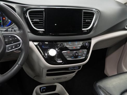 Certified 2023 Chrysler Pacifica Touring-L image 27