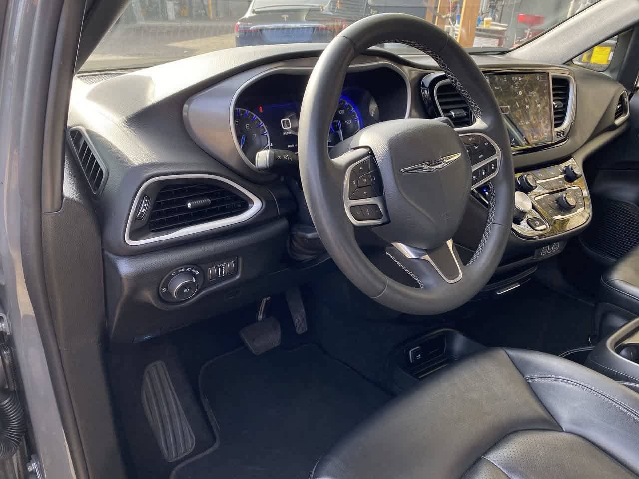 Used 2025 Chrysler Pacifica Select FWD image 2