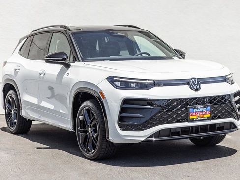 New 2026 Volkswagen Tiguan SE R-Line FWD image 1