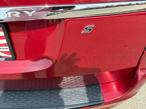 Used 2015 Chrysler Town & Country S image 9